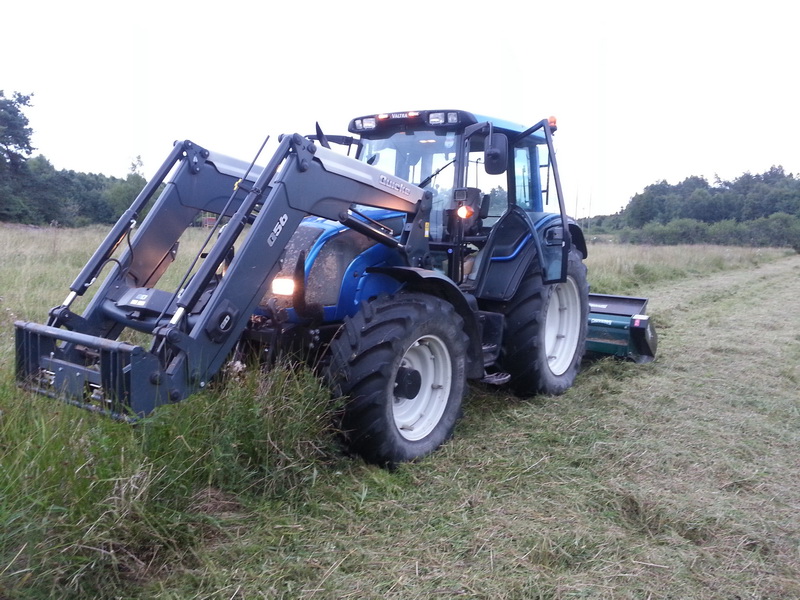 traktor som klipper gräs