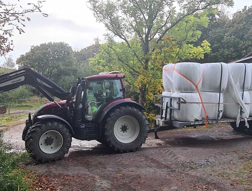traktor och hästfoder